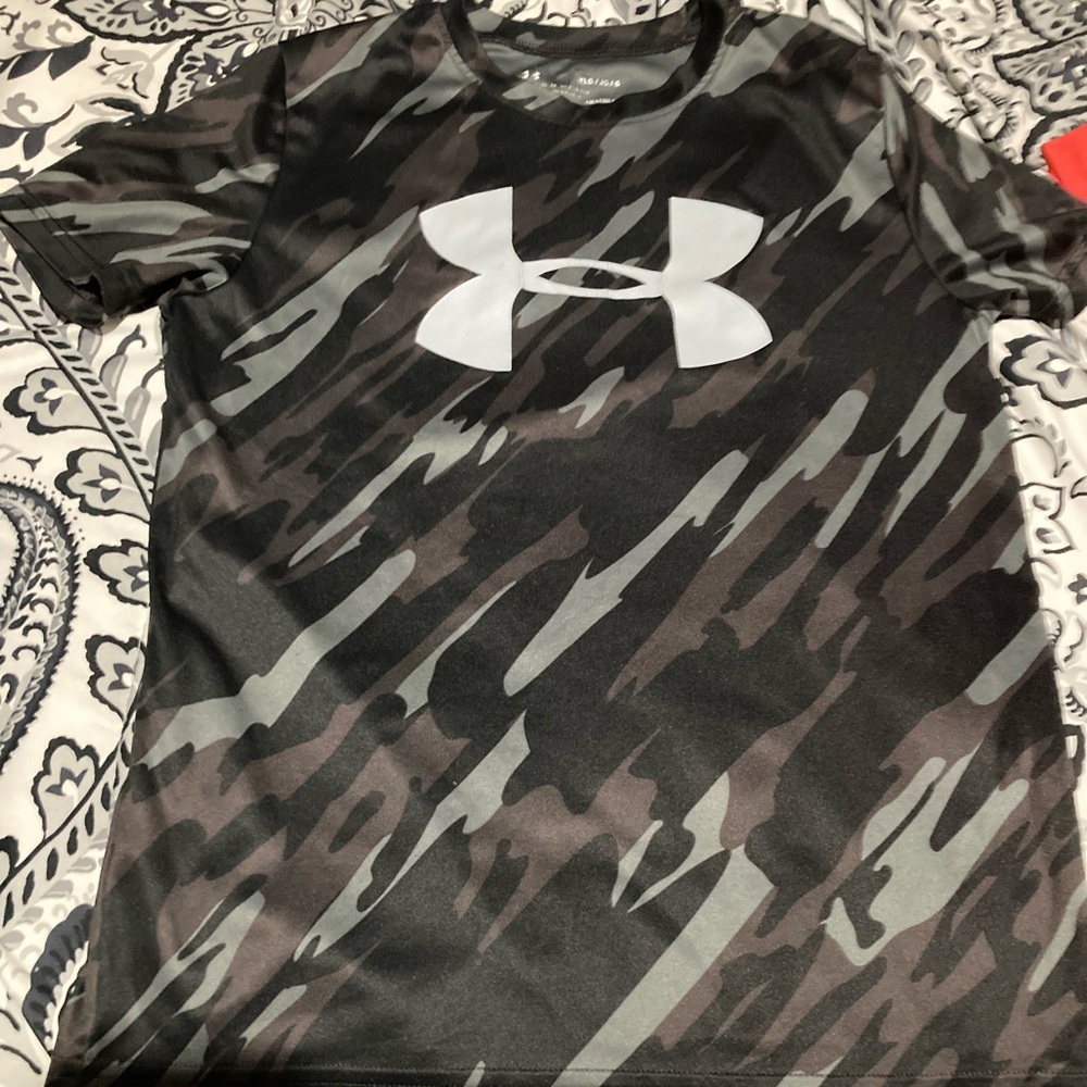 Boys sizes Y large brand new under armor shirt sleeve shirt